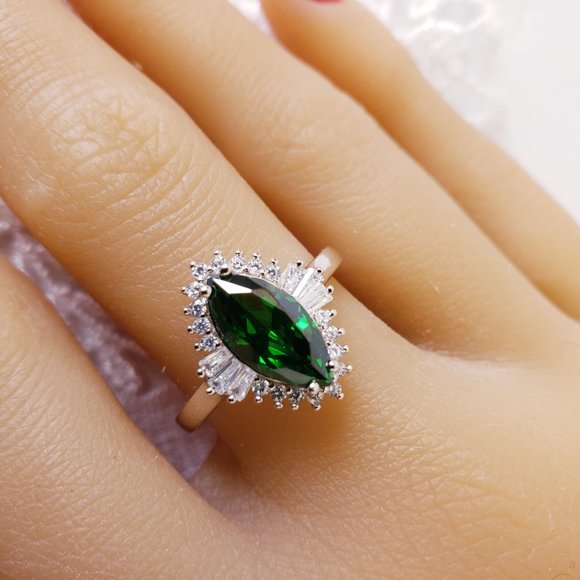 💟❤️NEW! Sterling Silver 925 Green & White CZ Ring Size 7 - Picture 1 of 12
